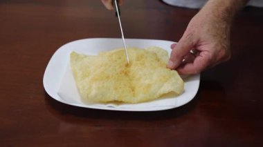 Pastel de feira olarak bilinen geleneksel Brezilya usulü kızarmış peynirli pasta.