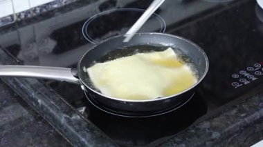 Pastel de feira olarak bilinen geleneksel Brezilya usulü kızarmış peynirli pasta.
