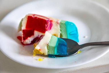 Özel Noel tatlısı, renkli jelatin, mermer jelatin veya gökkuşağı jelatini.