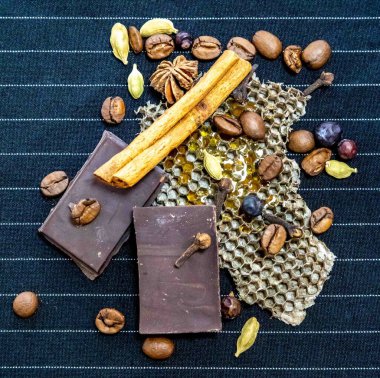 Sıcak ve baharatlı koku alma piramidi. Tütün, vanilya, çikolata, tarçın, karanfil, kakule, bal, yıldız anason, ardıç ve kahve.