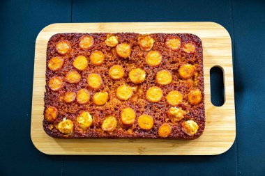 Geleneksel Brezilya karamelli muzlu turtası. Brezilya yemekleri.