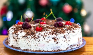 En geleneksel siyah orman turtası.