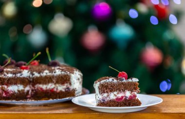 En geleneksel siyah orman turtası.