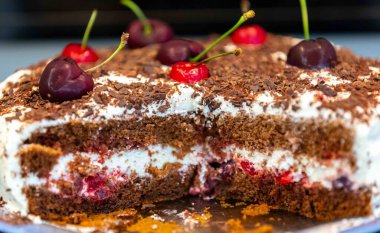 En geleneksel siyah orman turtası.