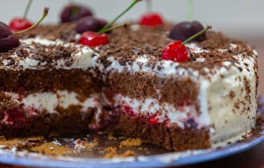 En geleneksel siyah orman turtası.