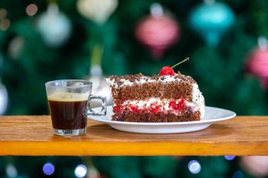 En geleneksel siyah orman turtası.