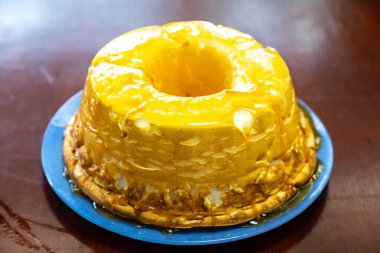 Geleneksel karamelli yumurta akı pudingi molotof ya da molotof olarak bilinir.