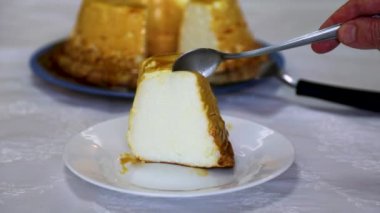 Geleneksel karamelli yumurta akı pudingi. Molotof olarak bilinir. 