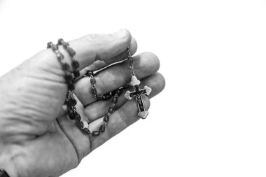 Kırmızı yakut boncuklu Katolik tespihinin yaratıcı fotoğrafı.