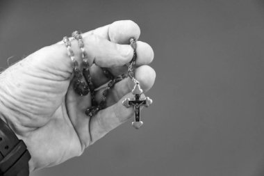 Kırmızı yakut boncuklu Katolik tespihinin yaratıcı fotoğrafı.