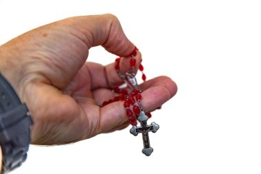 Kırmızı yakut boncuklu Katolik tespihinin yaratıcı fotoğrafı.