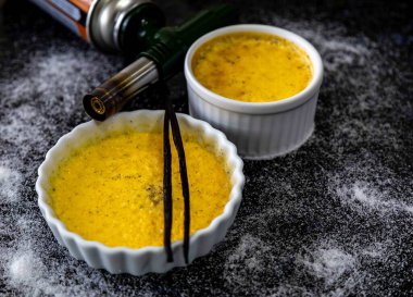 Crme brle, creme brule. Klasik krem brülünün alev olması. Yanan, yanan, üzümlü, vanilyalı, meşaleli, şekerli