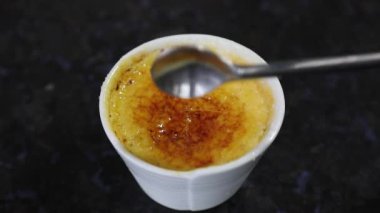 Creme brleee, creme brulee. Klasik Brulee kremi alev alev yanıyor. Yanan, yanan, üzümlü, vanilyalı, meşaleli, şekerli
