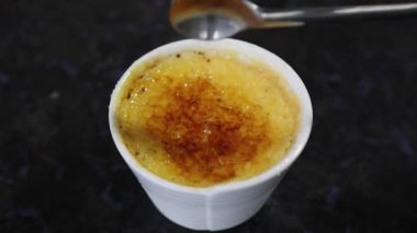 Creme brleee, creme brulee. Klasik Brulee kremi alev alev yanıyor. Yanan, yanan, üzümlü, vanilyalı, meşaleli, şekerli