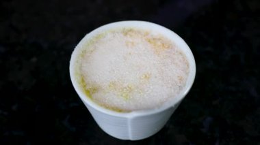 Creme brleee, creme brulee. Klasik Brulee kremi alev alev yanıyor. Yanan, yanan, üzümlü, vanilyalı, meşaleli, şekerli