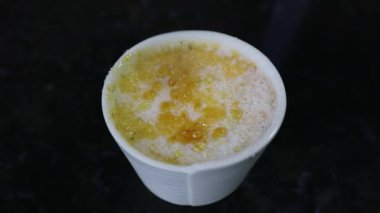 Creme brleee, creme brulee. Klasik Brulee kremi alev alev yanıyor. Yanan, yanan, üzümlü, vanilyalı, meşaleli, şekerli