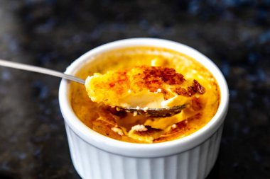 Crme brle, creme brule. Klasik krem brülünün alev olması. Yanan, yanan, üzümlü, vanilyalı, meşaleli, şekerli