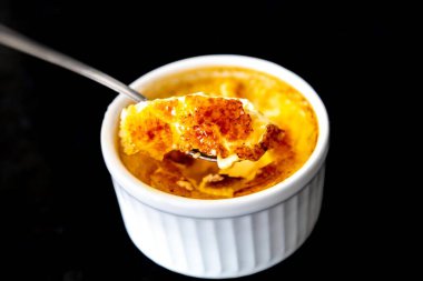 Crme brle, creme brule. Klasik krem brülünün alev olması. Yanan, yanan, üzümlü, vanilyalı, meşaleli, şekerli