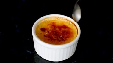 Crme brle, creme brule. Klasik krem brülünün alev olması. Yanan, yanan, üzümlü, vanilyalı, meşaleli, şekerli