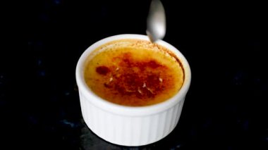 Crme brle, creme brule. Klasik krem brülünün alev olması. Yanan, yanan, üzümlü, vanilyalı, meşaleli, şekerli