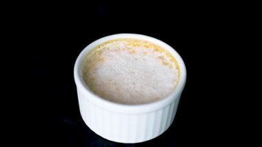 Crme brle, creme brule. Klasik krem brülünün alev olması. Yanan, yanan, üzümlü, vanilyalı, meşaleli, şekerli
