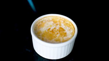 Crme brle, creme brule. Klasik krem brülünün alev olması. Yanan, yanan, üzümlü, vanilyalı, meşaleli, şekerli