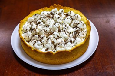 Muz ve karamel soslu geleneksel banoffee keki rendelenmiş çikolata ve kahve serpiştirilmiş. Geleneksel İngiliz pastası