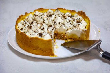 Muz ve karamel soslu geleneksel banoffee keki rendelenmiş çikolata ve kahve serpiştirilmiş. Geleneksel İngiliz pastası