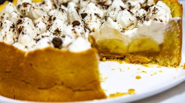 Muz ve karamel soslu geleneksel banoffee keki rendelenmiş çikolata ve kahve serpiştirilmiş. Geleneksel İngiliz pastası