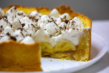 Muz ve karamel soslu geleneksel banoffee keki rendelenmiş çikolata ve kahve serpiştirilmiş. Geleneksel İngiliz pastası