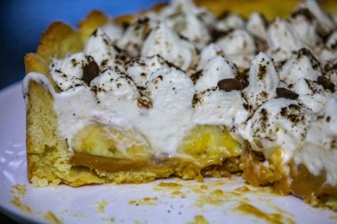 Muz ve karamel soslu geleneksel banoffee keki rendelenmiş çikolata ve kahve serpiştirilmiş. Geleneksel İngiliz pastası