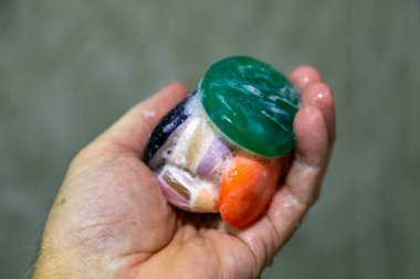 Bir top oluşturmak için birbirine yapıştırılmış sabunlar kullanıldı. Farklı renklerde kullanılmış sabun topları. ekonomi ve kullanım