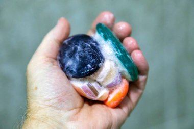 Bir top oluşturmak için birbirine yapıştırılmış sabunlar kullanıldı. Farklı renklerde kullanılmış sabun topları. ekonomi ve kullanım