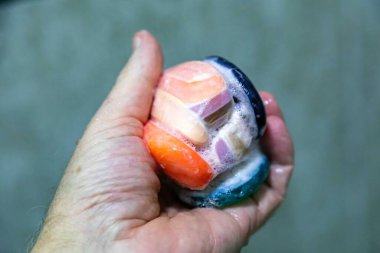 Bir top oluşturmak için birbirine yapıştırılmış sabunlar kullanıldı. Farklı renklerde kullanılmış sabun topları. ekonomi ve kullanım