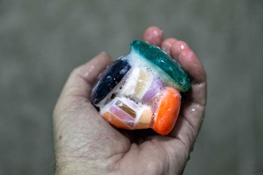 Bir top oluşturmak için birbirine yapıştırılmış sabunlar kullanıldı. Farklı renklerde kullanılmış sabun topları. ekonomi ve kullanım