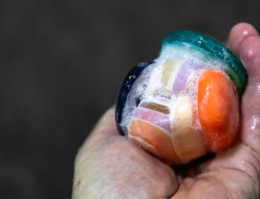 Bir top oluşturmak için birbirine yapıştırılmış sabunlar kullanıldı. Farklı renklerde kullanılmış sabun topları. ekonomi ve kullanım