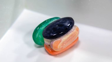 Bir top oluşturmak için birbirine yapıştırılmış sabunlar kullanıldı. Farklı renklerde kullanılmış sabun topları. ekonomi ve kullanım