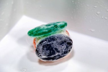 Bir top oluşturmak için birbirine yapıştırılmış sabunlar kullanıldı. Farklı renklerde kullanılmış sabun topları. ekonomi ve kullanım