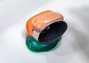 Bir top oluşturmak için birbirine yapıştırılmış sabunlar kullanıldı. Farklı renklerde kullanılmış sabun topları. ekonomi ve kullanım