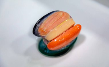 Bir top oluşturmak için birbirine yapıştırılmış sabunlar kullanıldı. Farklı renklerde kullanılmış sabun topları. ekonomi ve kullanım