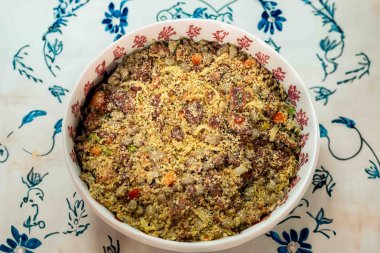 Geleneksel Brezilya farofası kızarmış kavurmalı un, pastırma, soğan ve tipik baharatlarla hazırlandı. Brezilya yemekleri.