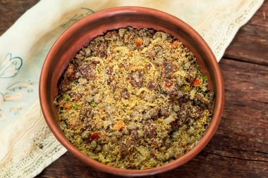 Geleneksel Brezilya farofası kızarmış kavurmalı un, pastırma, soğan ve tipik baharatlarla hazırlandı. Brezilya yemekleri.