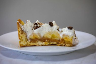 Muz ve karamel soslu geleneksel banoffee keki rendelenmiş çikolata ve kahve serpiştirilmiş. Geleneksel İngiliz pastası