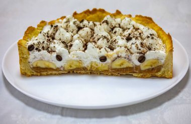 Muz ve karamel soslu otantik banoffee keki rendelenmiş çikolata ve kahve serpiştirilmiş. Geleneksel İngiliz pastası