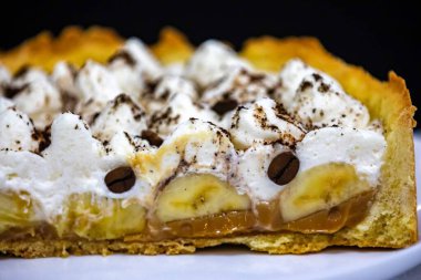 Muz ve karamel soslu otantik banoffee keki rendelenmiş çikolata ve kahve serpiştirilmiş. Geleneksel İngiliz pastası