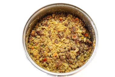 Kızarmış kavurmalı un, pastırma, soğan ve tipik baharatlarla hazırlanmış hakiki Brezilya farofu. Brezilya yemekleri.