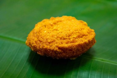 Hakiki Brezilya acaraj mantı, vatap, caruru, kurutulmuş karides, salata ve palmiye yağında kızartılmış. Muz yaprağında servis edilir.