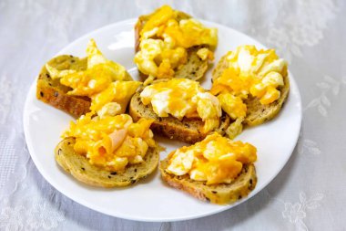 Minimalist kahvaltı klasiği, ekmek, çırpılmış yumurta ve kahve.