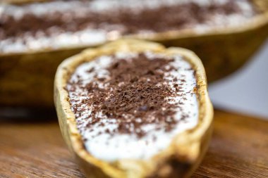  Geleneksel cupuau kreması, meyveli krema ve rendelenmiş çikolata.