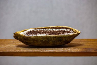  Geleneksel cupuau kreması, meyveli krema ve rendelenmiş çikolata.